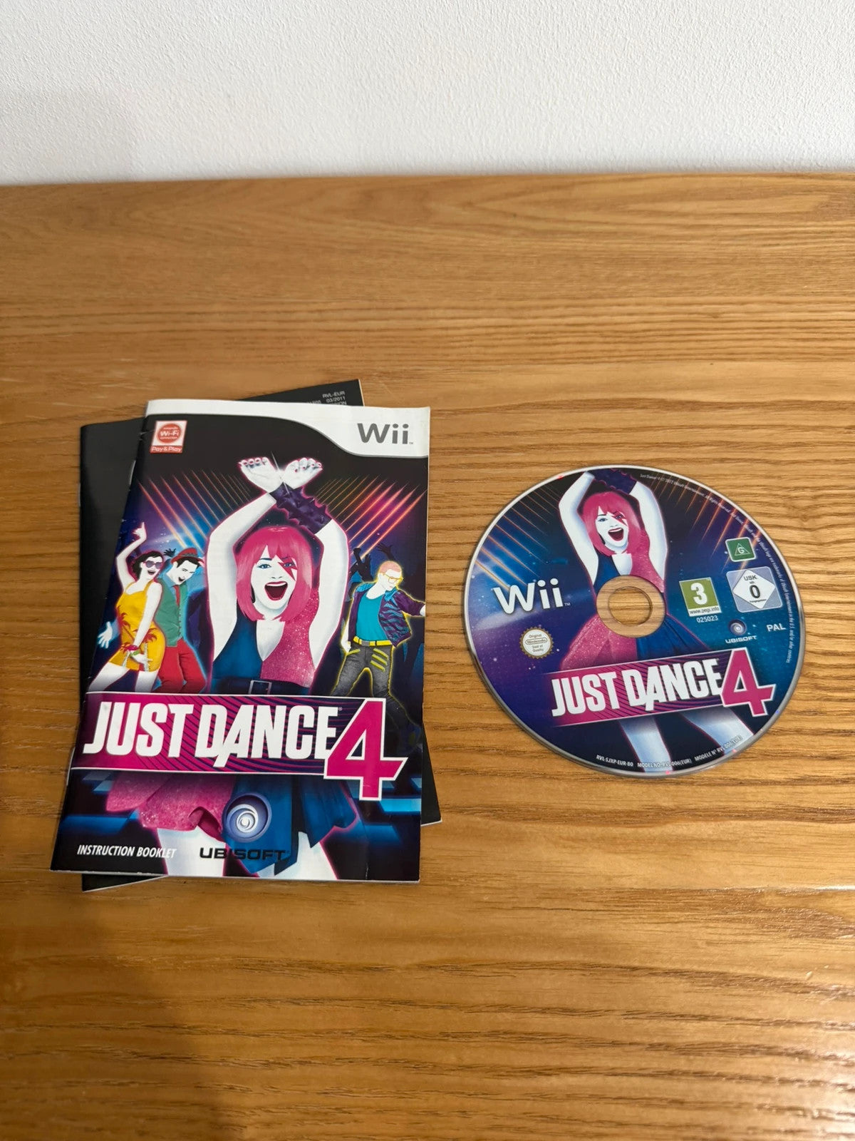 Just Dance 4 video game for Nintendo Wii with complete manual and case.