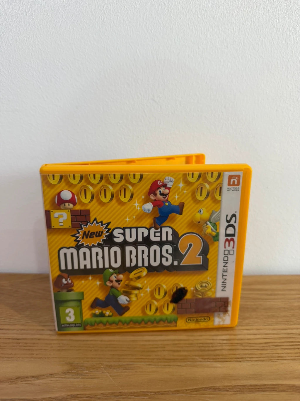 Nintendo 3DS New Super Mario Bros 2 game cartridge with case and manual in very good condition.