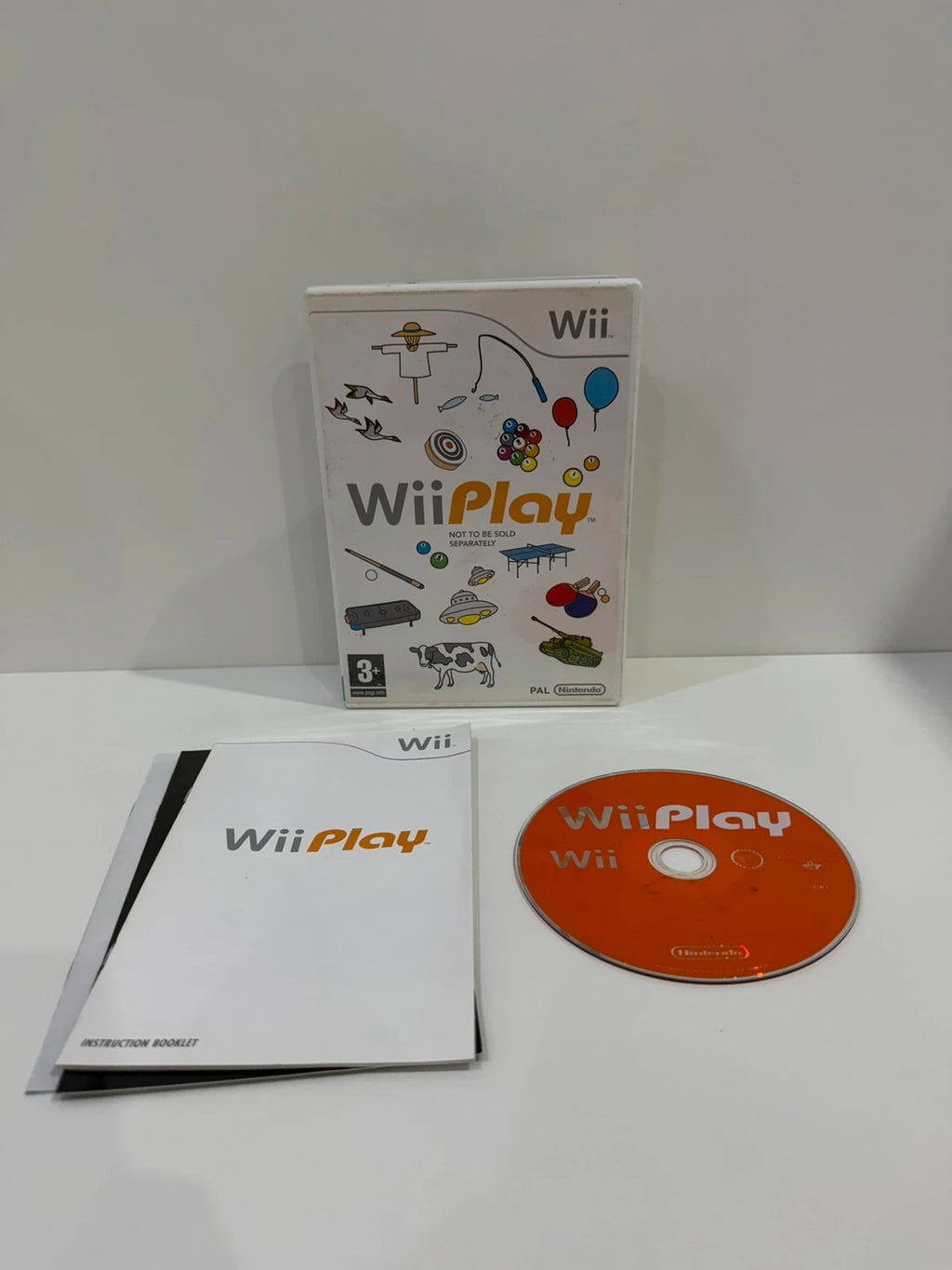 Nintendo Wii Play video game complete with manual, very good condition, light signs of use.