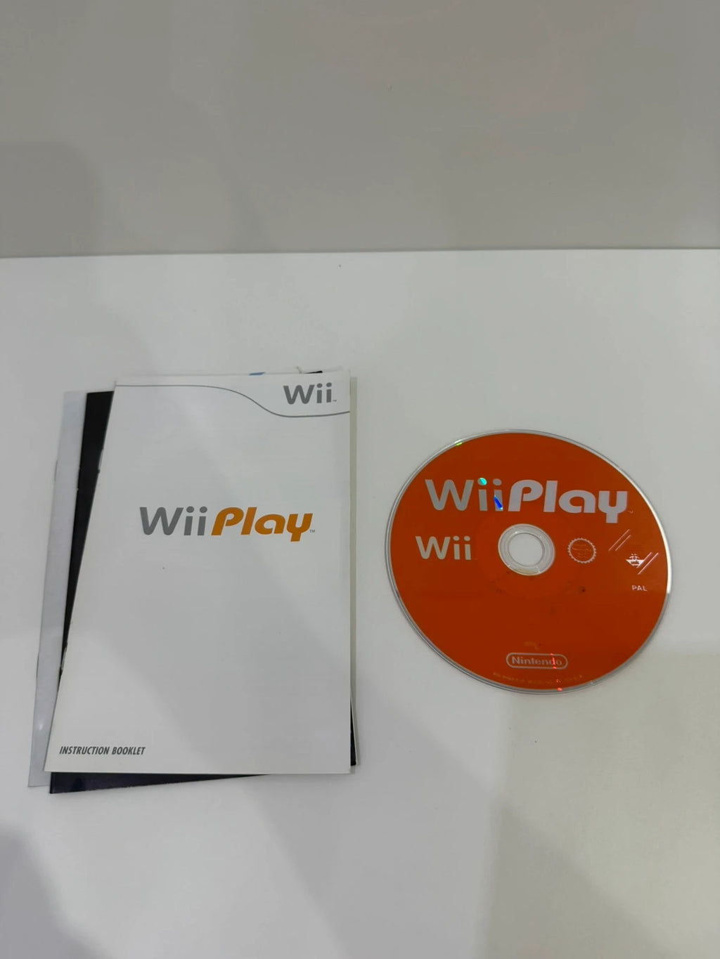 Nintendo Wii Play video game complete with manual, very good condition, light signs of use.