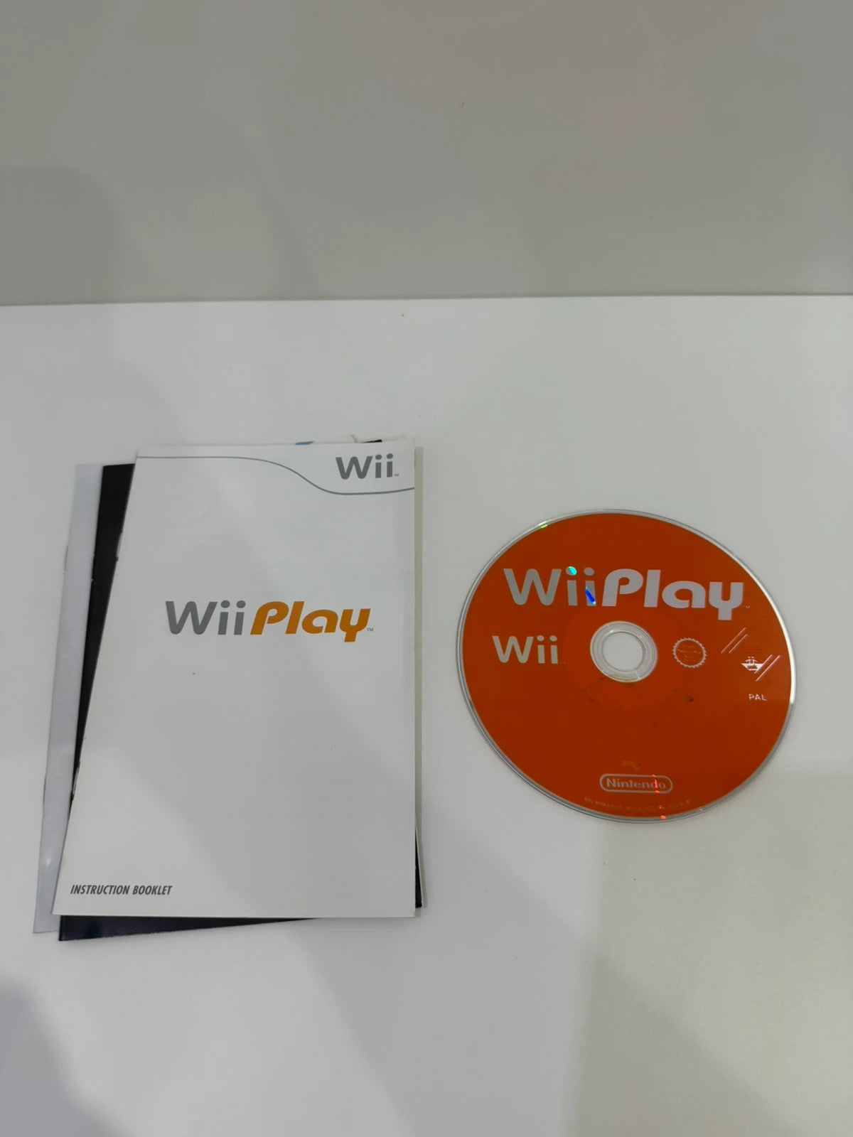Nintendo Wii Play video game complete with manual, very good condition, light signs of use.