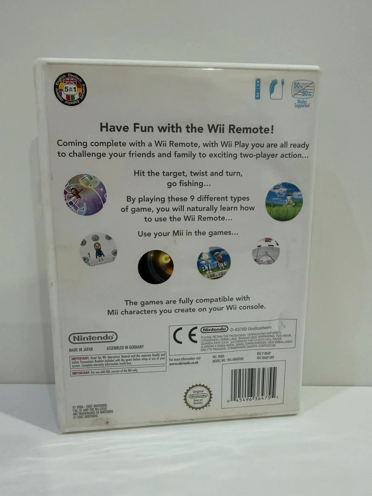 Nintendo Wii Play video game complete with manual, very good condition, light signs of use.