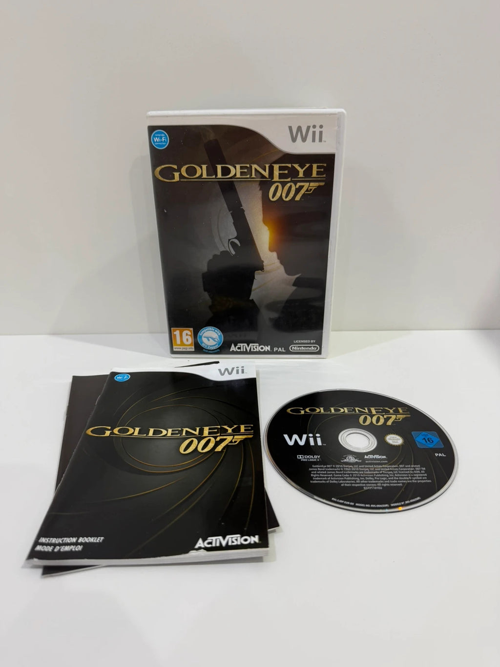 Goldeneye 007 video game for Nintendo Wii with complete manual and case.
