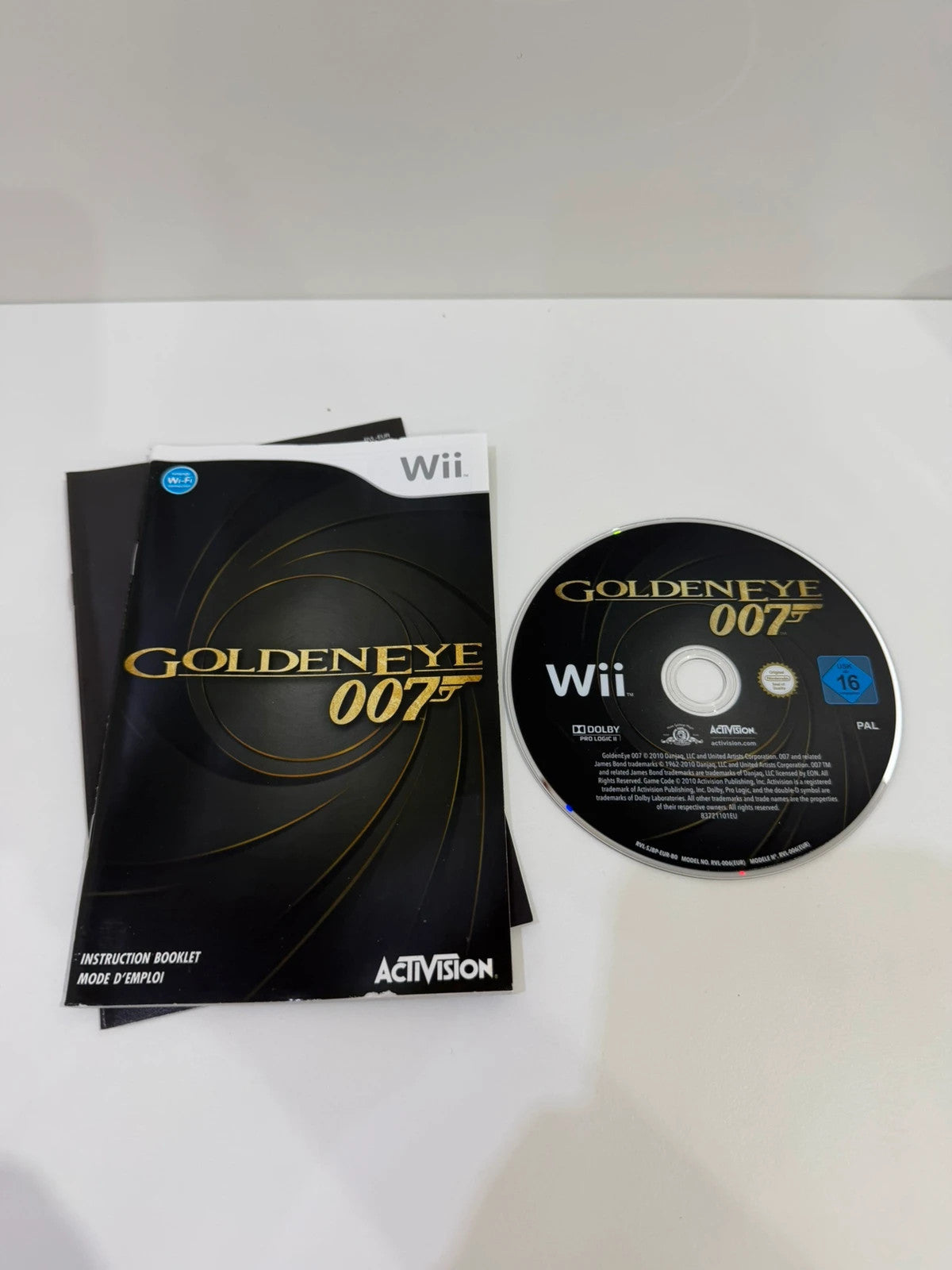 Goldeneye 007 video game for Nintendo Wii with complete manual and case.