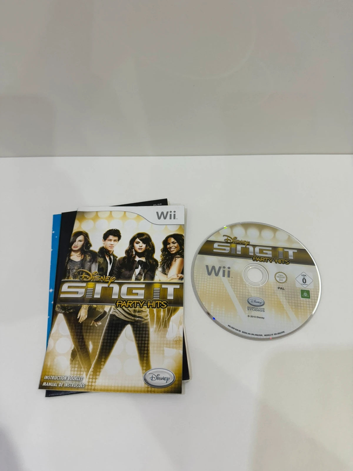 Disney Sing It Party Hits video game for Nintendo Wii, complete with case and manual.