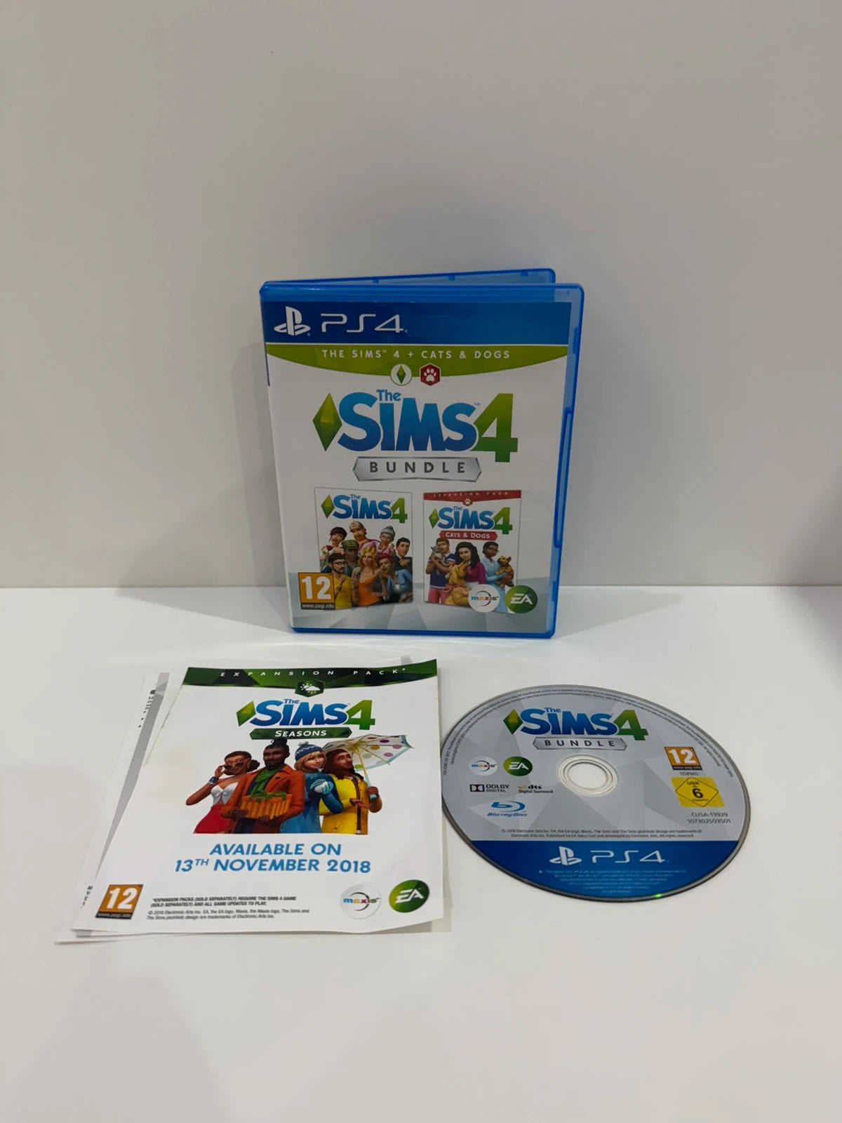 The Sims 4 bundle PS4 game case, disc, and cover in very good condition.