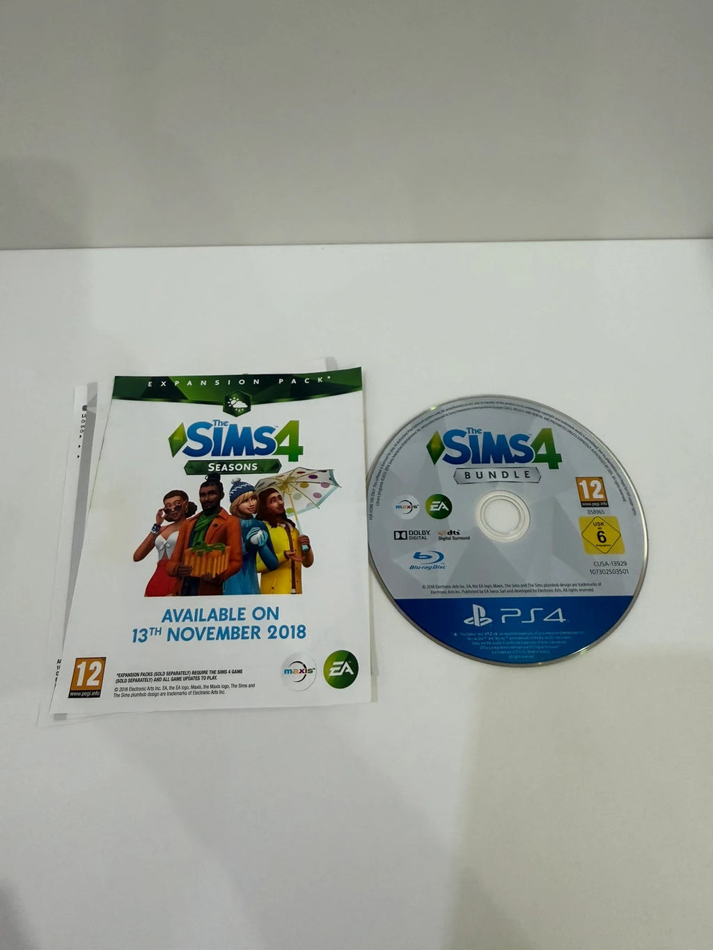 The Sims 4 bundle PS4 game case, disc, and cover in very good condition.