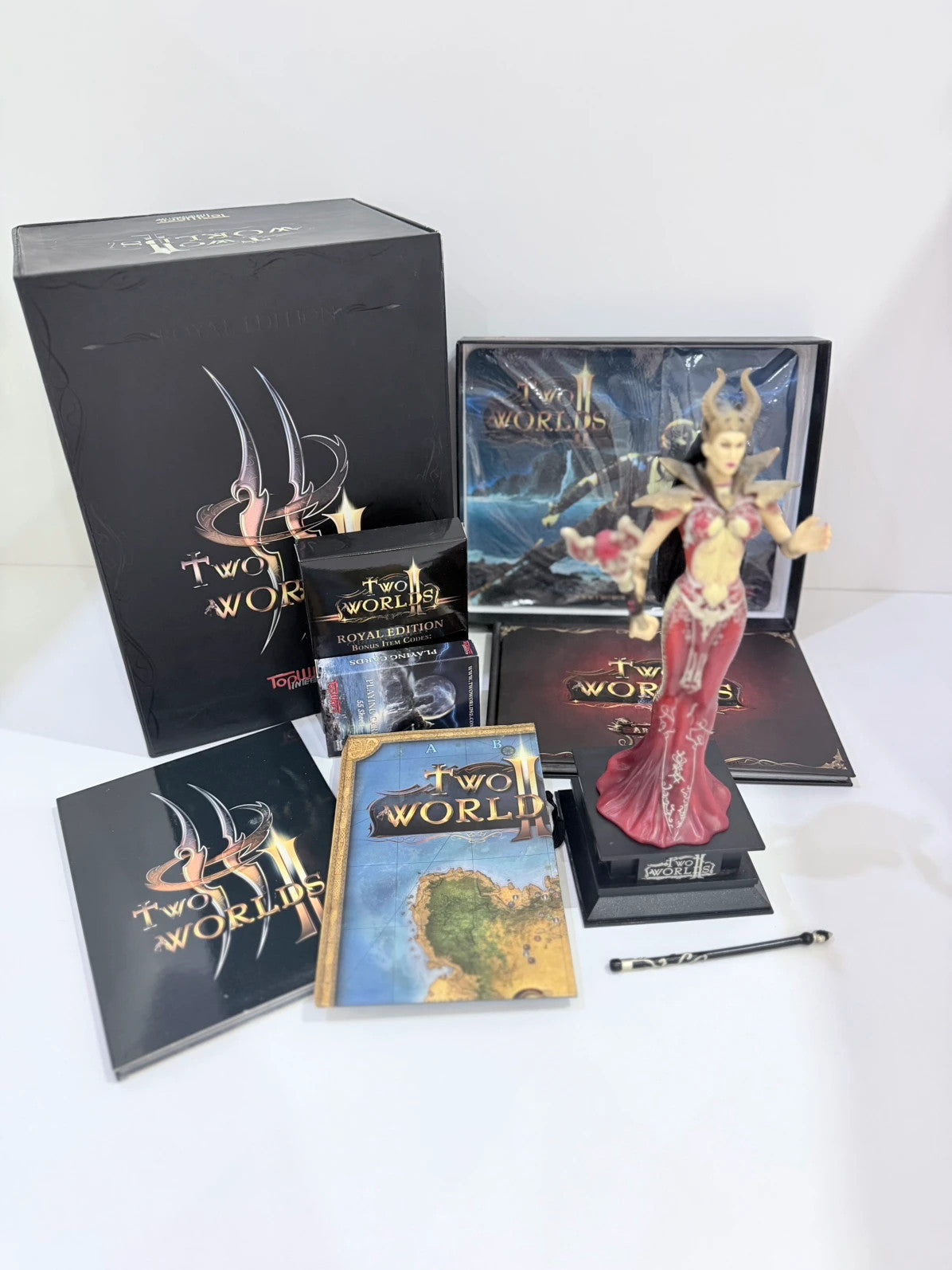 Two Worlds II Royal Edition Xbox 360 collector's statue with detailed artwork and packaging.