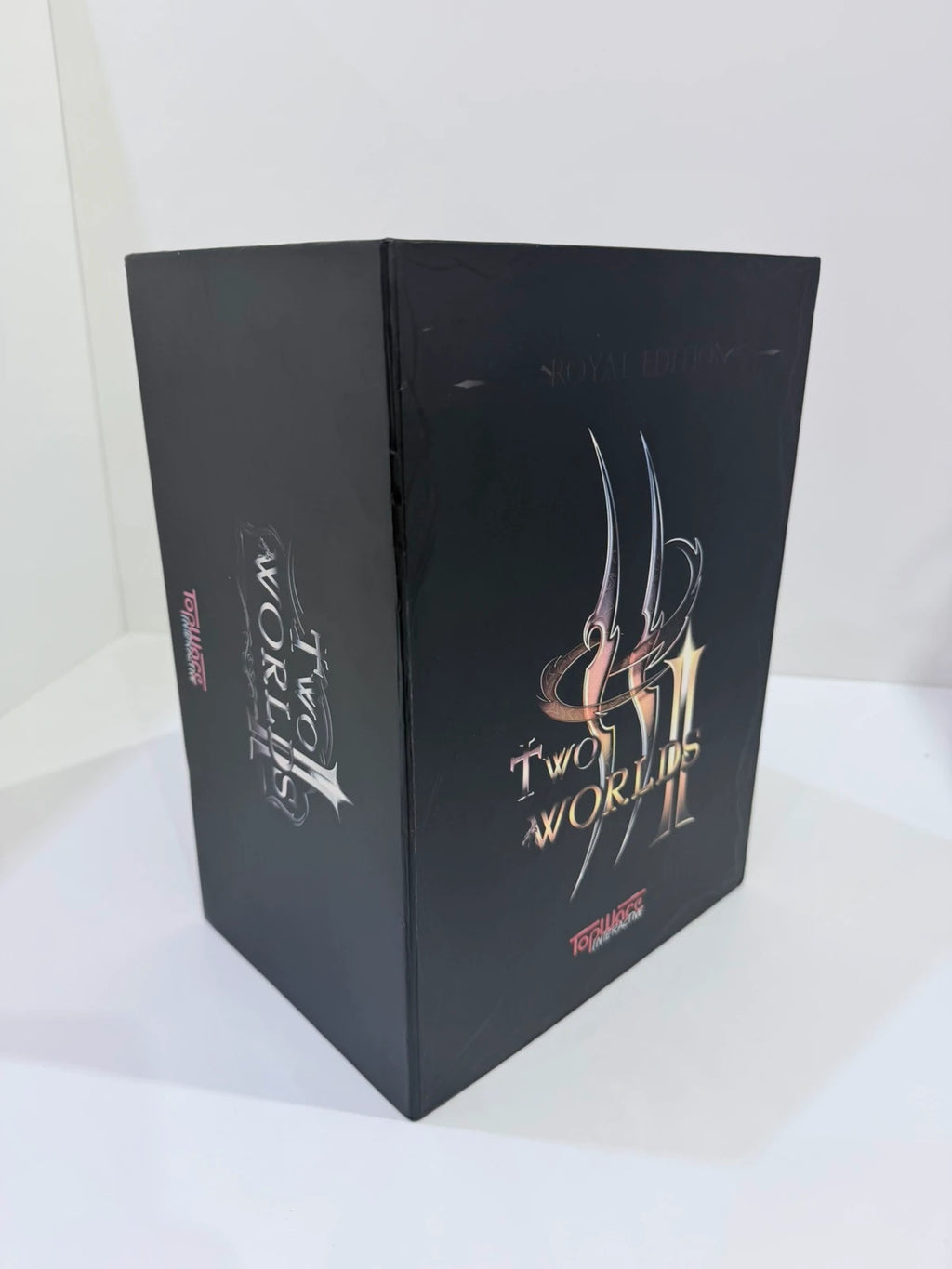 Two Worlds II Royal Edition Xbox 360 collector's statue with detailed artwork and packaging.