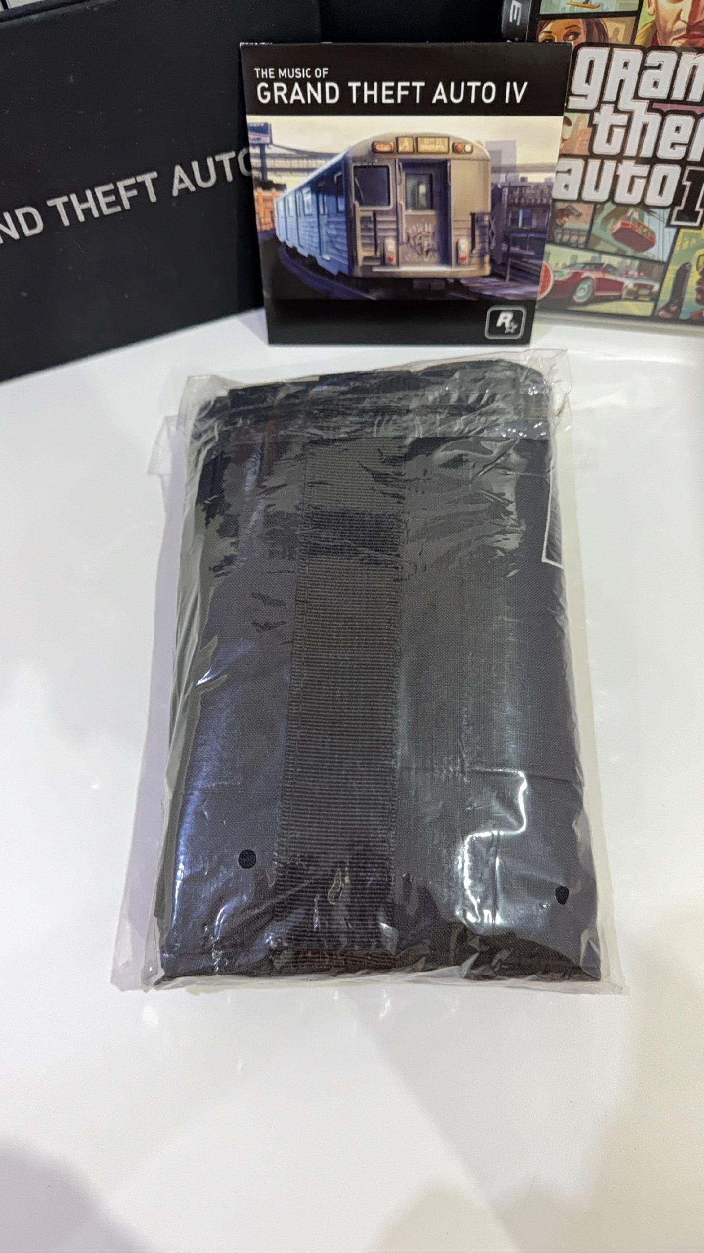 Grand Theft Auto IV Special Edition PS3 complete collector's set with game and metal lockbox.