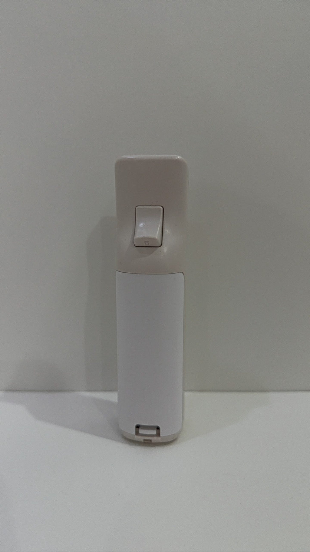 Third-party white Nintendo Wii compatible remote controller, tested and fully working.