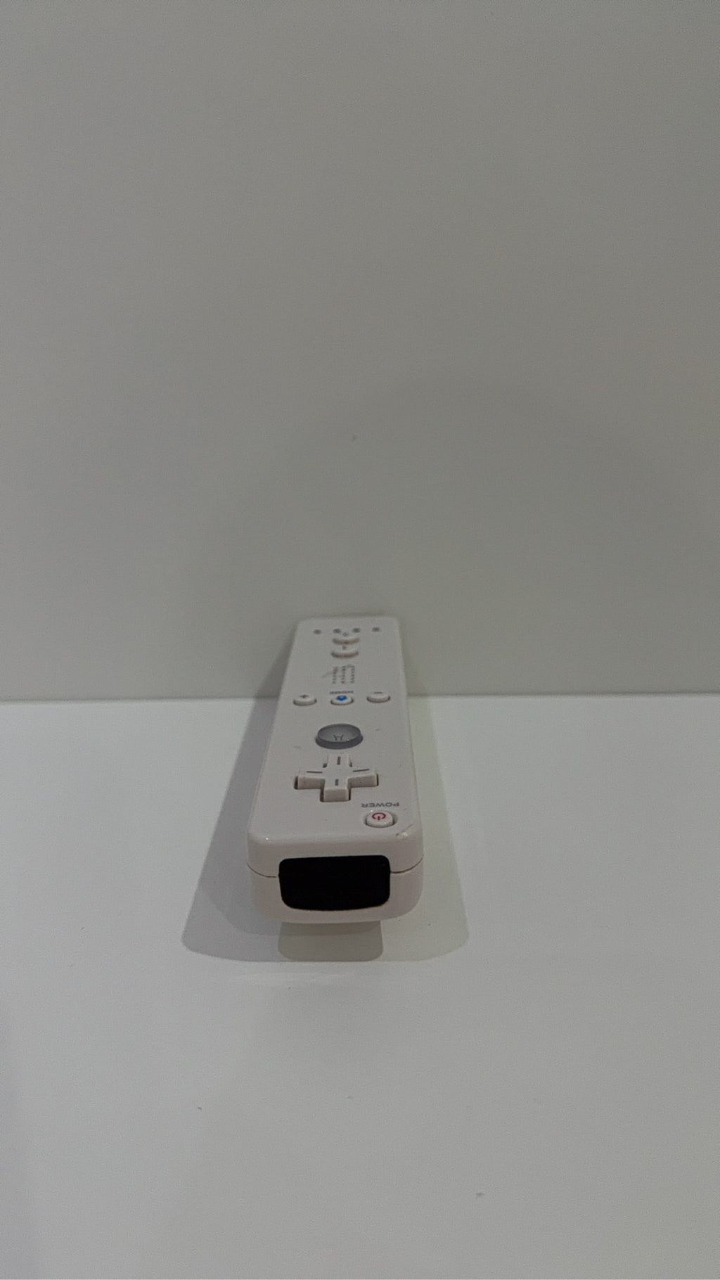 Third-party white Nintendo Wii compatible remote controller, tested and fully working.