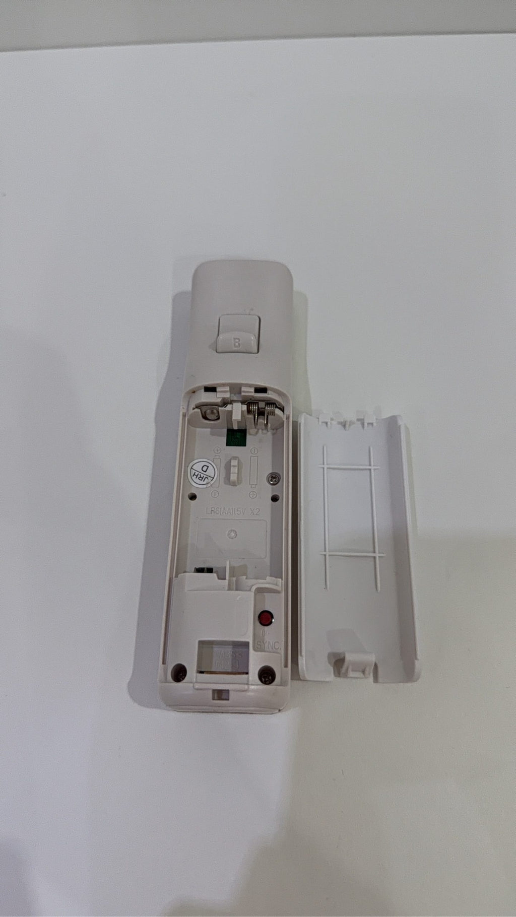 Third-party white Nintendo Wii compatible remote controller, tested and fully working.
